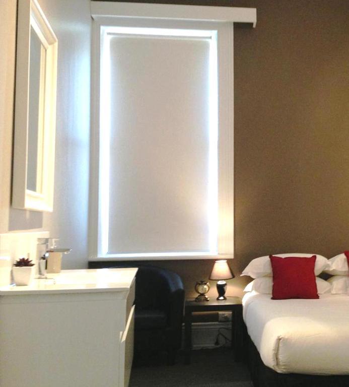 Centennial Inn On Bathurst Лонсестон Номер фото