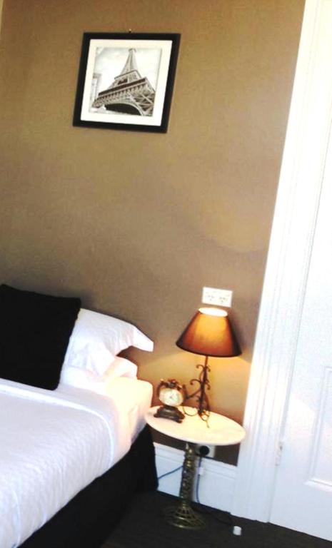 Centennial Inn On Bathurst Лонсестон Номер фото