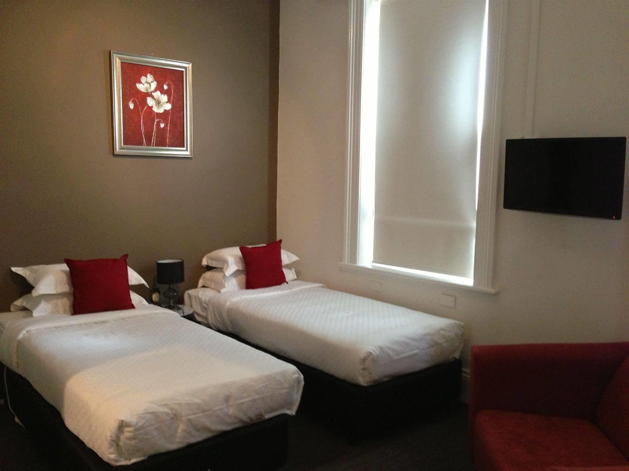 Centennial Inn On Bathurst Лонсестон Экстерьер фото